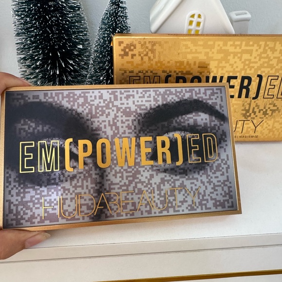 HUDA BEAUTY Empowered Eyeshadow Palette - Gold, Purple, Brown - Picture 5 of 8